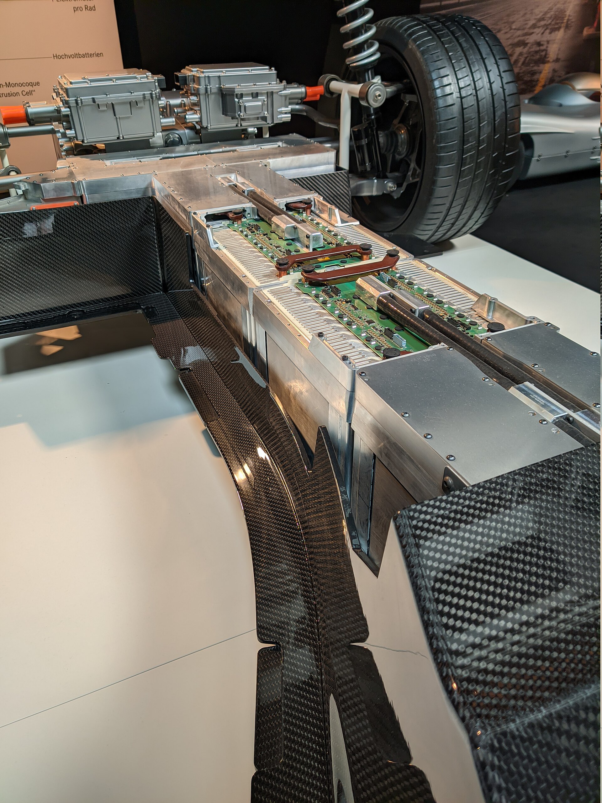 Electric vehicle high-voltage battery pack and drivetrain assembly