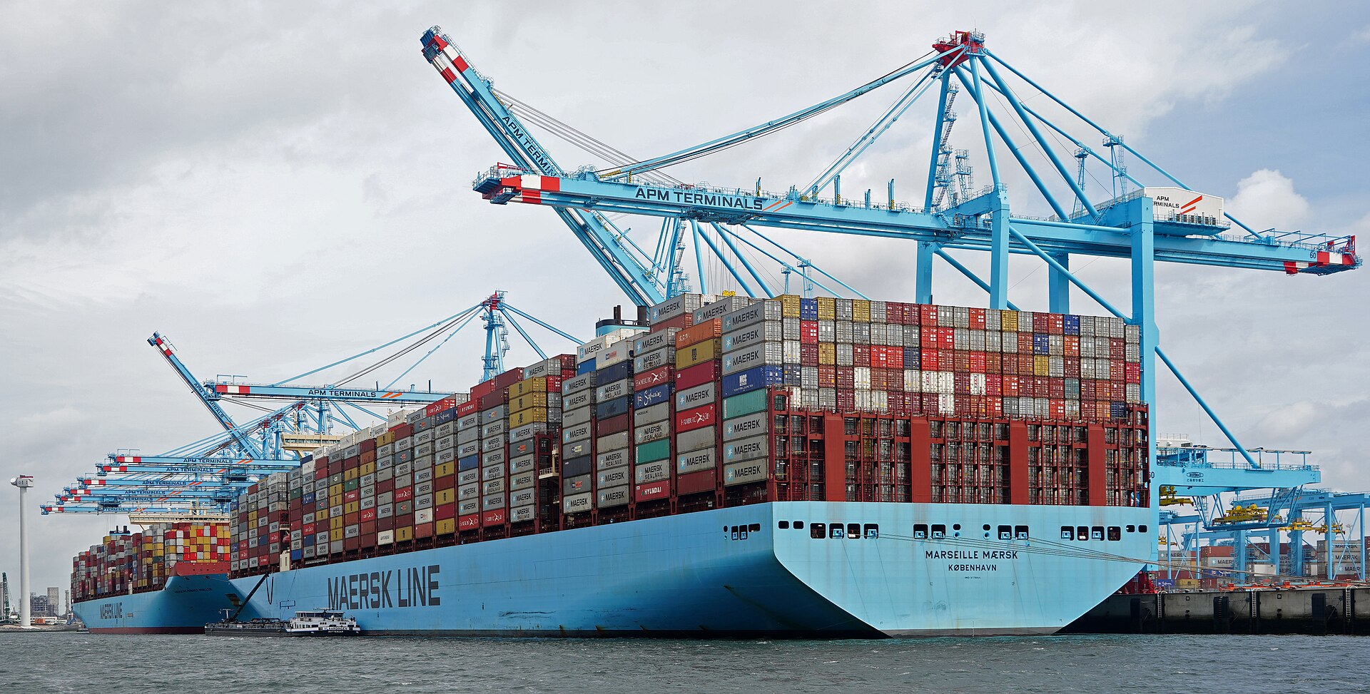 Container ships at a terminal illustrate ocean freight and port costs in FOB and CIF vehicle quotes from China
